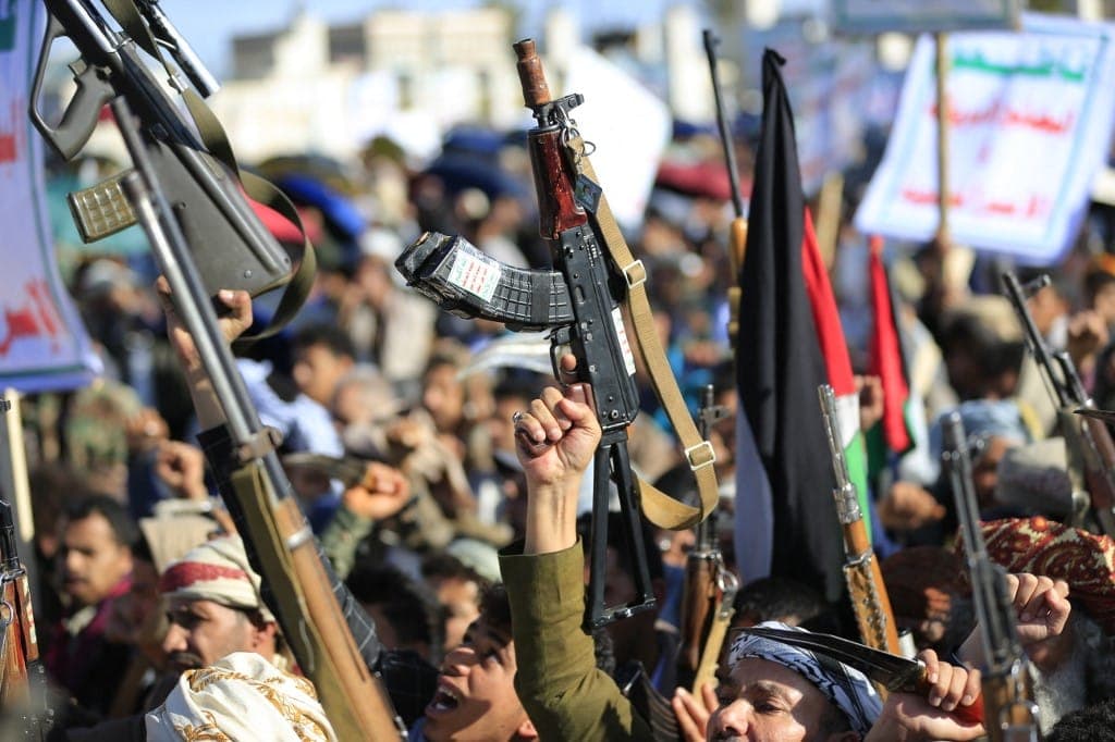 Houthis atacam dois navios após proibirem navegação israelense no Mar Vermelho