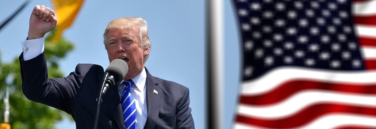 Trump chama ataque de drone iraniano a navio de "violação tola" do cessar-fogo